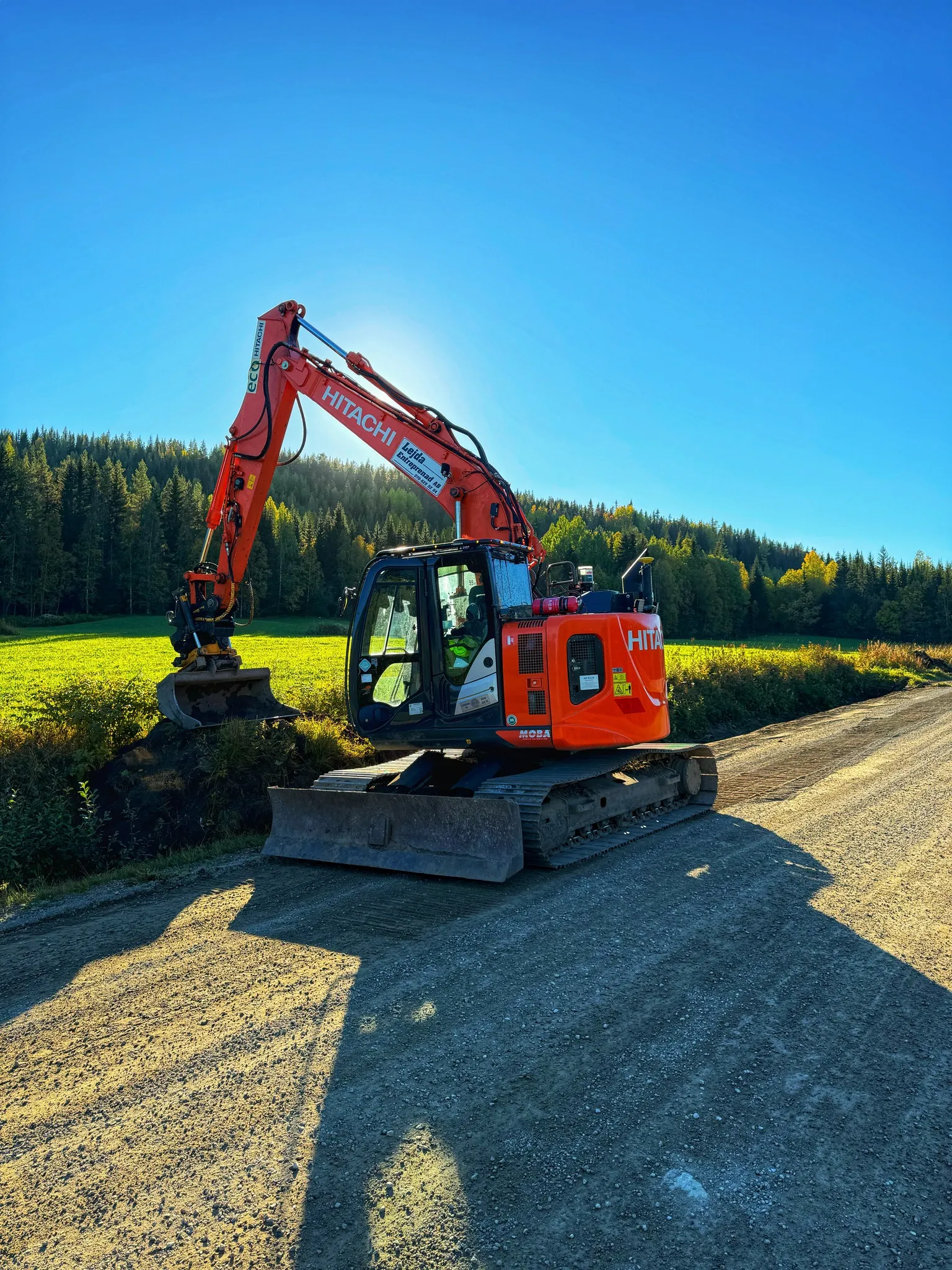 Grävmaskin i arbete på åkervägmark i Jämtland
